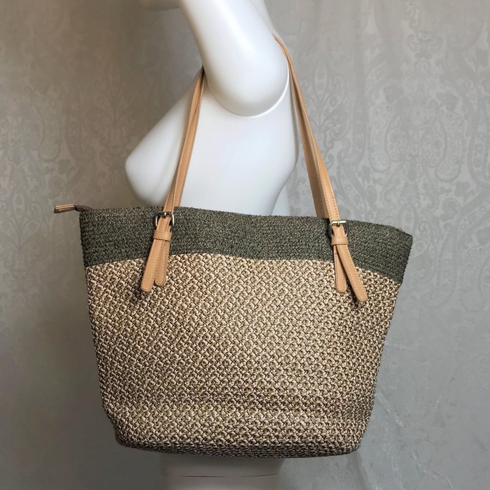 Like New!  Straw Bag with Zipper Closure